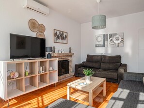 TV, fireplace - Luxury villa in Chiclana, close to the beach (Chiclana de la Frontera)