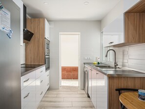 Fridge, microwave, oven, dishwasher - Luxury villa in Chiclana, close to the beach (Chiclana de la Frontera)