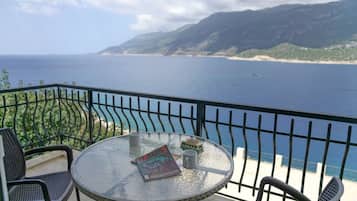 Deluxe Condo, Balcony, Sea View | Balcony