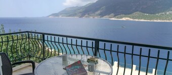 Mona Apart with Sea Platform