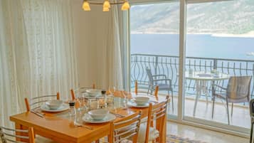 Deluxe Condo, Balcony, Sea View | Seterika/papan seterika, Wi-fi percuma