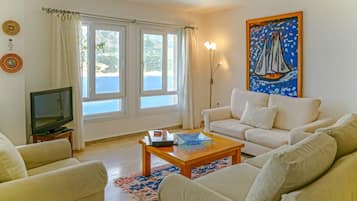 Deluxe Condo, Balcony, Sea View | Iron/ironing board (on request), WiFi (free)