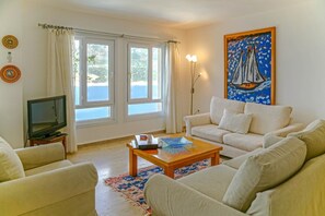 ดีลักซ์คอนโด, ระเบียง, วิวทะเล | เตารีด/โต๊ะรีดผ้า, Wi-Fi ฟรี