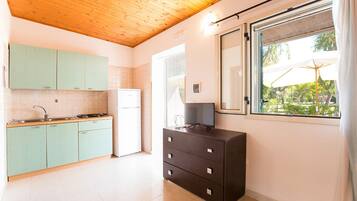 Køleskab, kogeplade, køkkentøj/tallerkener/redskaber