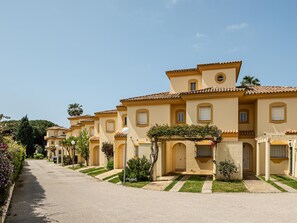 Exterior - Spacious house in Chiclana with private garden and terrace, ideal for 6 people (Chiclana de la Frontera)