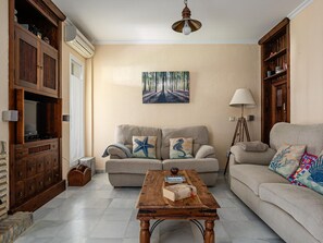 TV - Spacious house in Chiclana with private garden and terrace, ideal for 6 people (Chiclana de la Frontera)