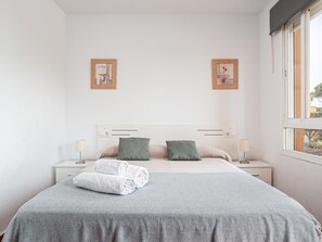 2 bedrooms, free WiFi, bed sheets - Modern Apartment in Chiclana: Comfort & Elegance (Chiclana de la Frontera)