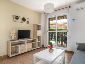 TV - Comfort and privacy in Chiclana: 2 bedrooms, private garden, pets welcome (Chiclana de la Frontera)