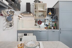 Fridge, oven, stovetop, dishwasher