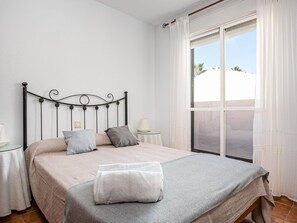 2 bedrooms, free WiFi, bed sheets - Elegant townhouse near the beach with pool and parking (Chiclana de la Frontera)