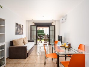 Dining - Chiclana Apartment Ground Floor, Walk to Beach (Chiclana de la Frontera)