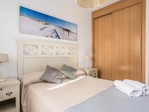 2 bedrooms, free WiFi, bed sheets - Chiclana Apartment Ground Floor, Walk to Beach (Chiclana de la Frontera)
