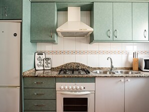 Fridge, microwave, oven, coffee/tea maker