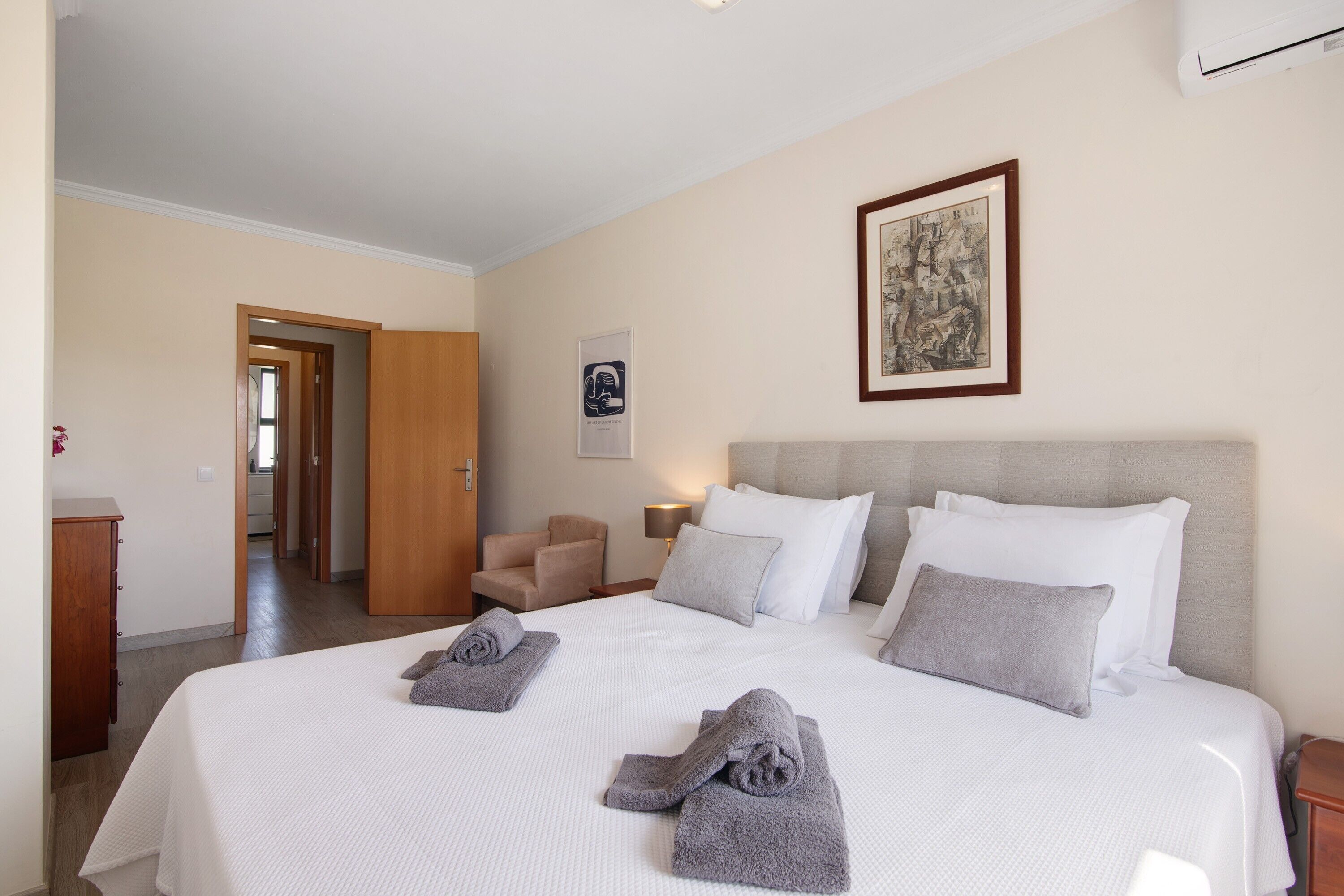 1 habitación, tabla de planchar con plancha, wifi y ropa de cama 