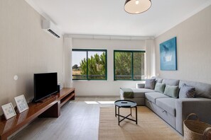 TV - Apartment 'Salgados Beach House' with Shared Pool, Wi-Fi and Air Conditioning (Albufeira)