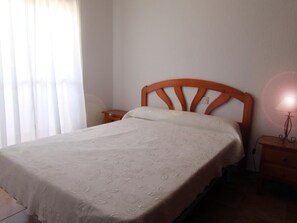 2 bedrooms, free WiFi, bed sheets - Townhouse near La Barrosa Beach with communal pool (Chiclana de la Frontera)