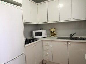 Kylskåp, mikrovågsugn, ugn och diskmaskin