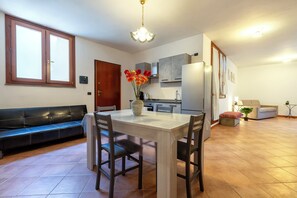 Interior - Holiday Home 'Marina' with Mountain View, Shared Terrace and Wi-Fi (Alghero)