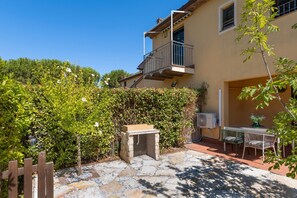 Property grounds - Holiday Home 'Relax In Tuscany With Pool' with Shared Pool, Garden and Air Conditioning (Castellina Marittima)