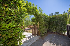 المنطقة المحيطة بالمنشأة