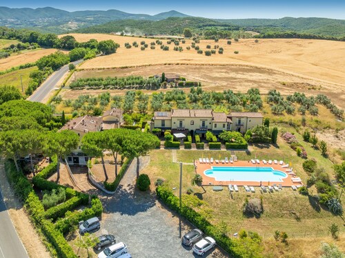 Tuscan Retreat with Pool, Garden & BBQ near the Sea