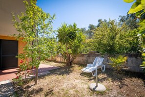 Property grounds - Holiday Home 'Relax In Tuscany With Pool' with Shared Pool, Garden and Air Conditioning (Castellina Marittima)