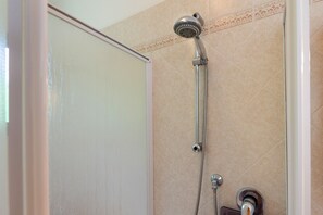 Een douche, gratis toiletartikelen, een haardroger