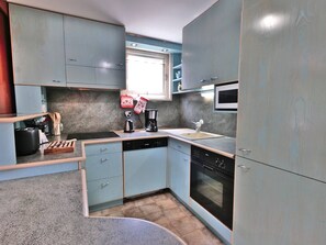 Mikrowelle, Geschirrspüler, Wasserkocher mit Kaffee-/Teezubehör, Toaster