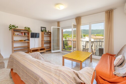 Holiday Home 'Lago De Banyoles' with Lake View, Wi-Fi and Air Conditioning