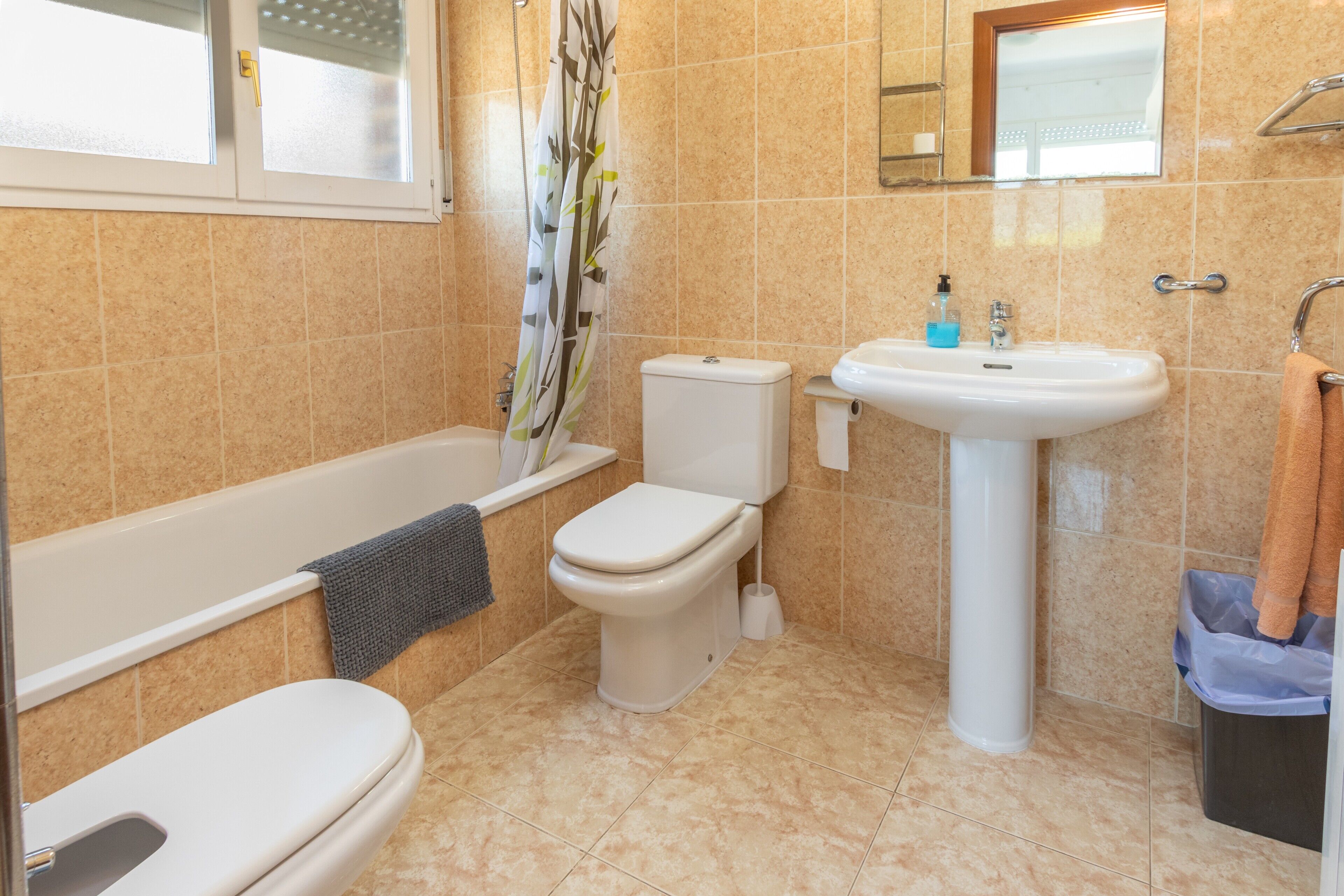 Douche, articles de toilette gratuits, serviettes fournies