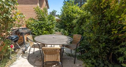 Holiday Home 'Lago De Banyoles' with Lake View, Wi-Fi and Air Conditioning