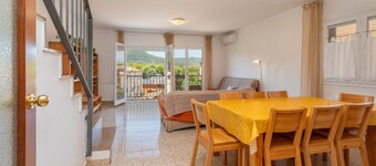 Holiday Home 'Lago De Banyoles' with Lake View, Wi-Fi and Air Conditioning