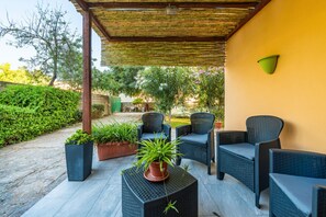 Terrace/patio - Apartment 'Nonna Tere' with Private Garden and Air Conditioning (San Giovanni Suergiu)