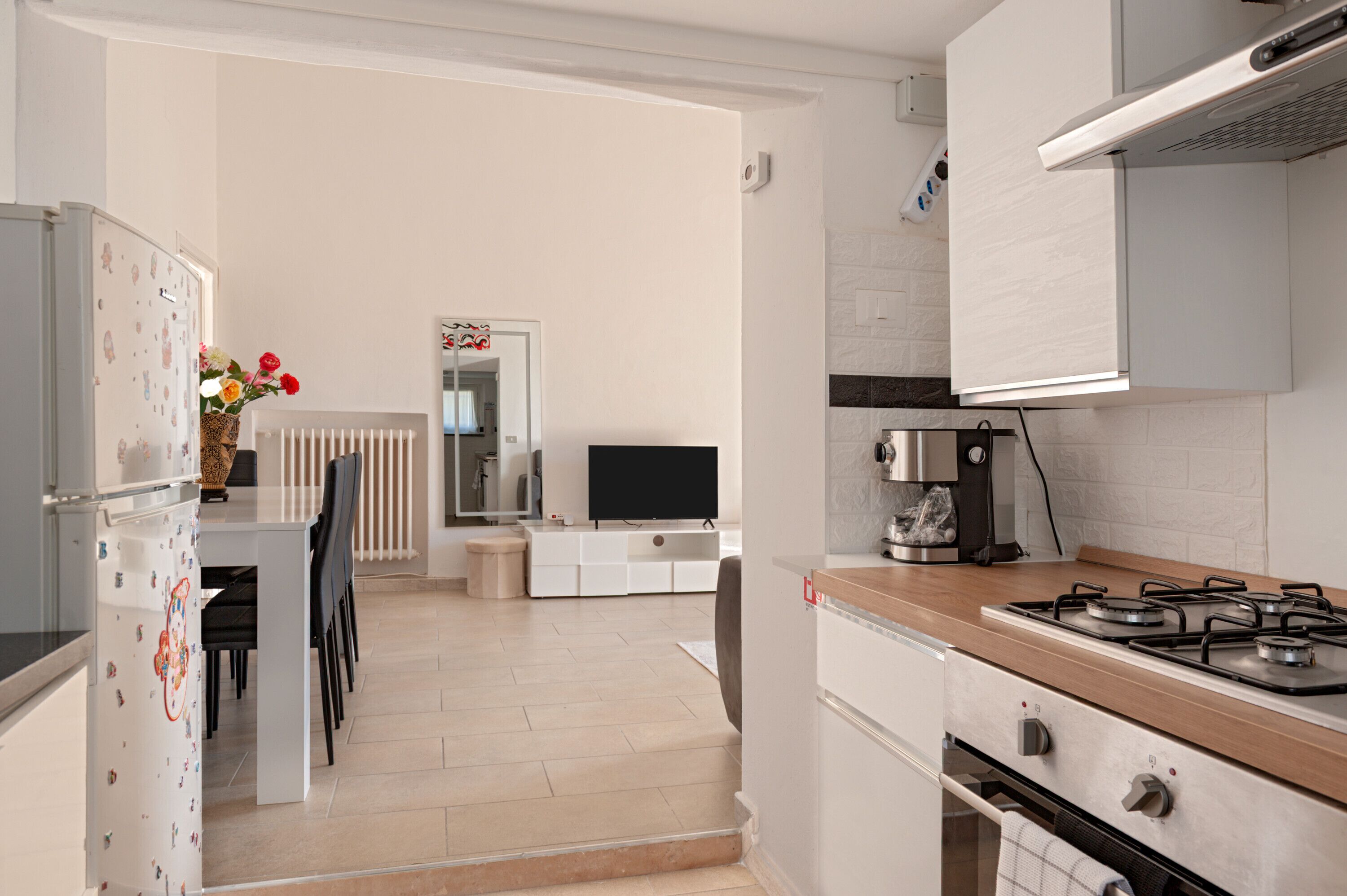 Frigorifero, microonde, forno, piano cottura