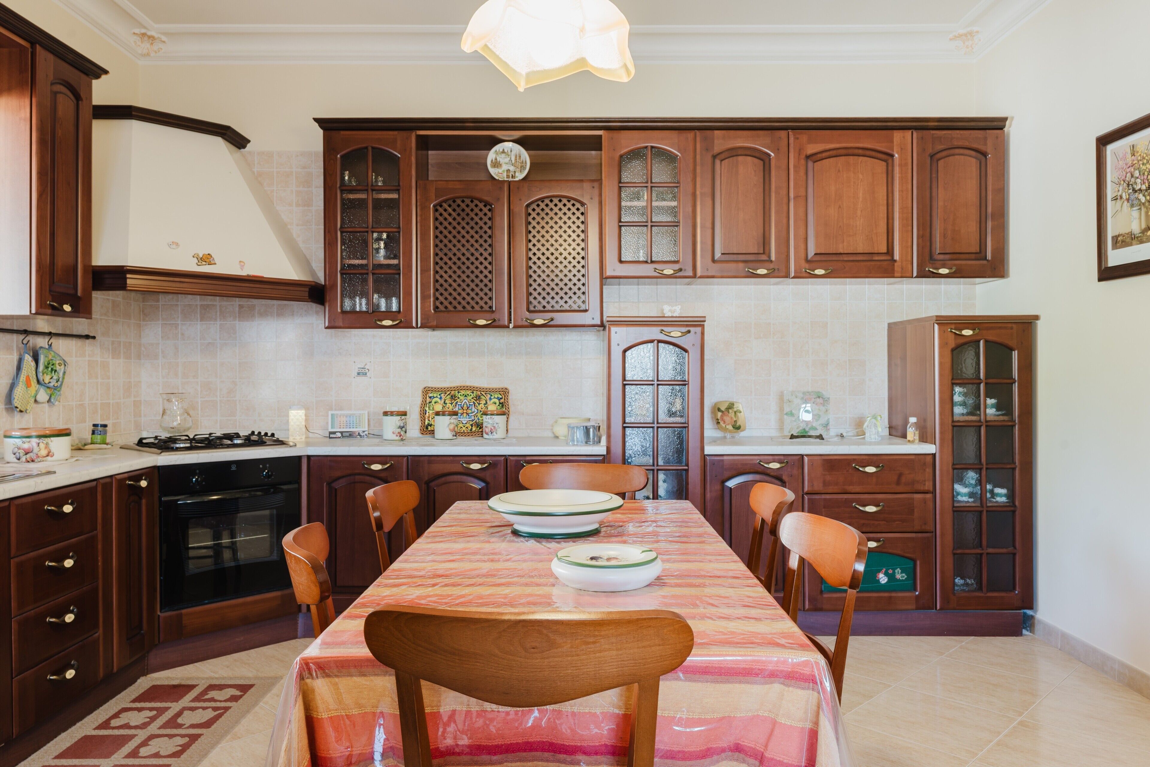 Kühlschrank, Herdplatte, Wasserkocher mit Kaffee-/Teezubehör