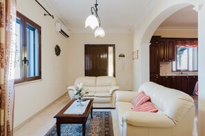 TV - Villa 'Iris' with Sea View, Wi-Fi and Air Conditioning (Mazara del Vallo)