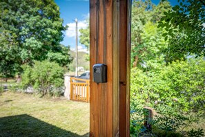 Property grounds - Holiday Home 'Petit Chalet' with Mountain View, Private Terrace and Private Garden (Thorame-Basse)