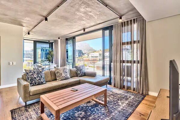 Căn hộ phong cách cổ điển, ban công | Khu phòng khách