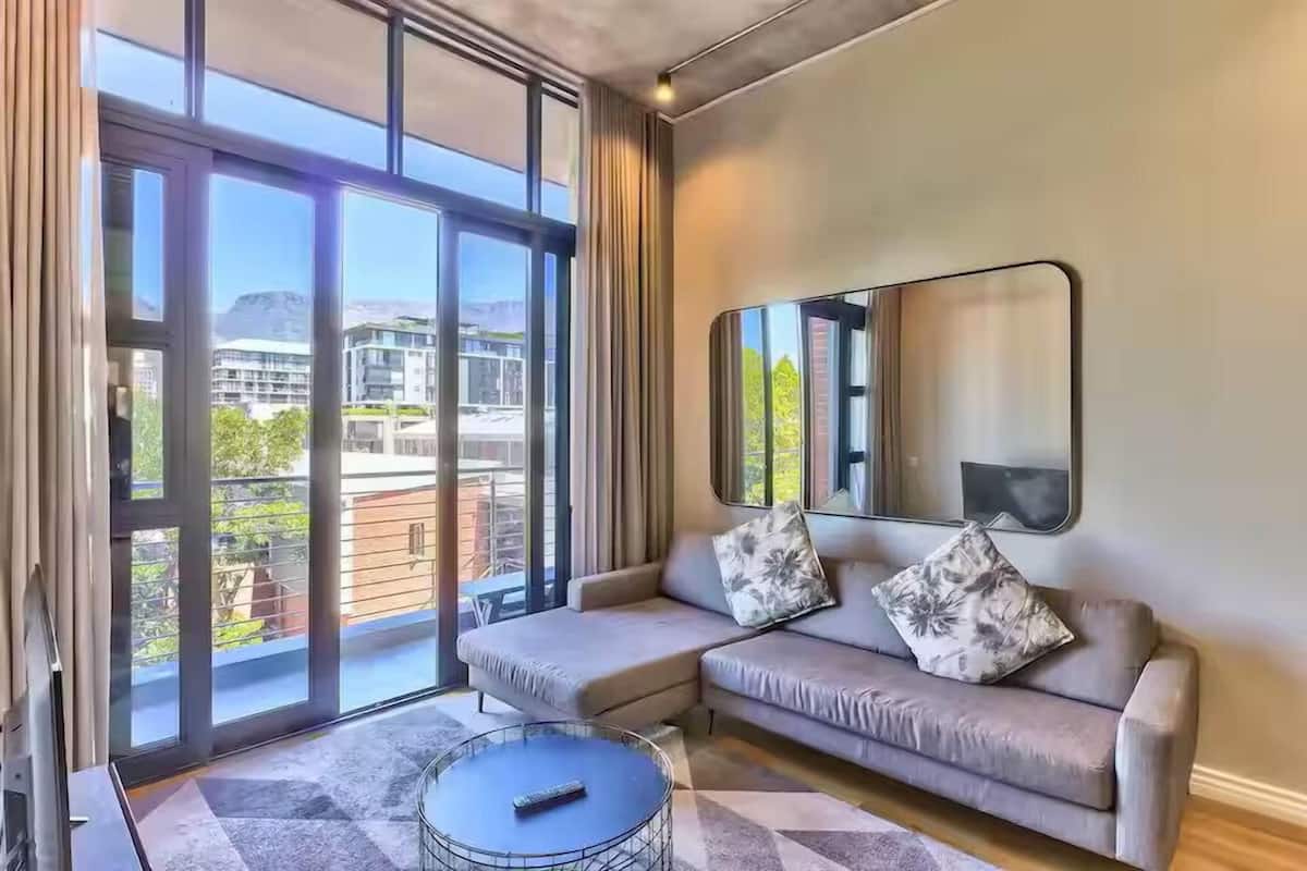 Departamento ejecutivo, balcón, vista a la montaña | Área de sala de estar