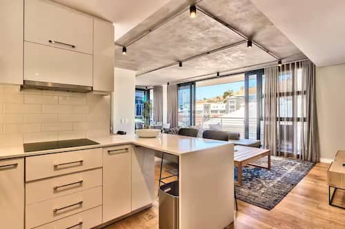 Klassiek appartement, balkon | Privékeuken | Een koelkast met diepvriezer, een microgolfoven, een oven, een kookplaat