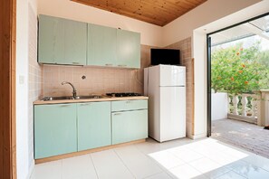 Kühlschrank, Herdplatte, Kochgeschirr/Geschirr/Besteck