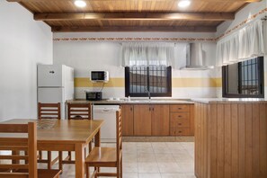 Réfrigérateur, micro-ondes, plaque de cuisson, lave-vaisselle