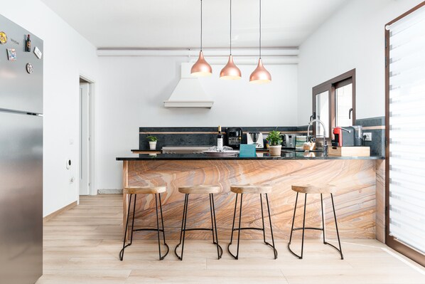 Fridge, microwave, oven, stovetop - Apartment 'Le Pavoncelle' with Private Garden, Wi-Fi and Air Conditioning (Dorgali)