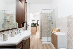 Een douche, een haardroger, handdoeken