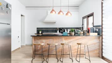 Frigorifero, microonde, forno, piano cottura