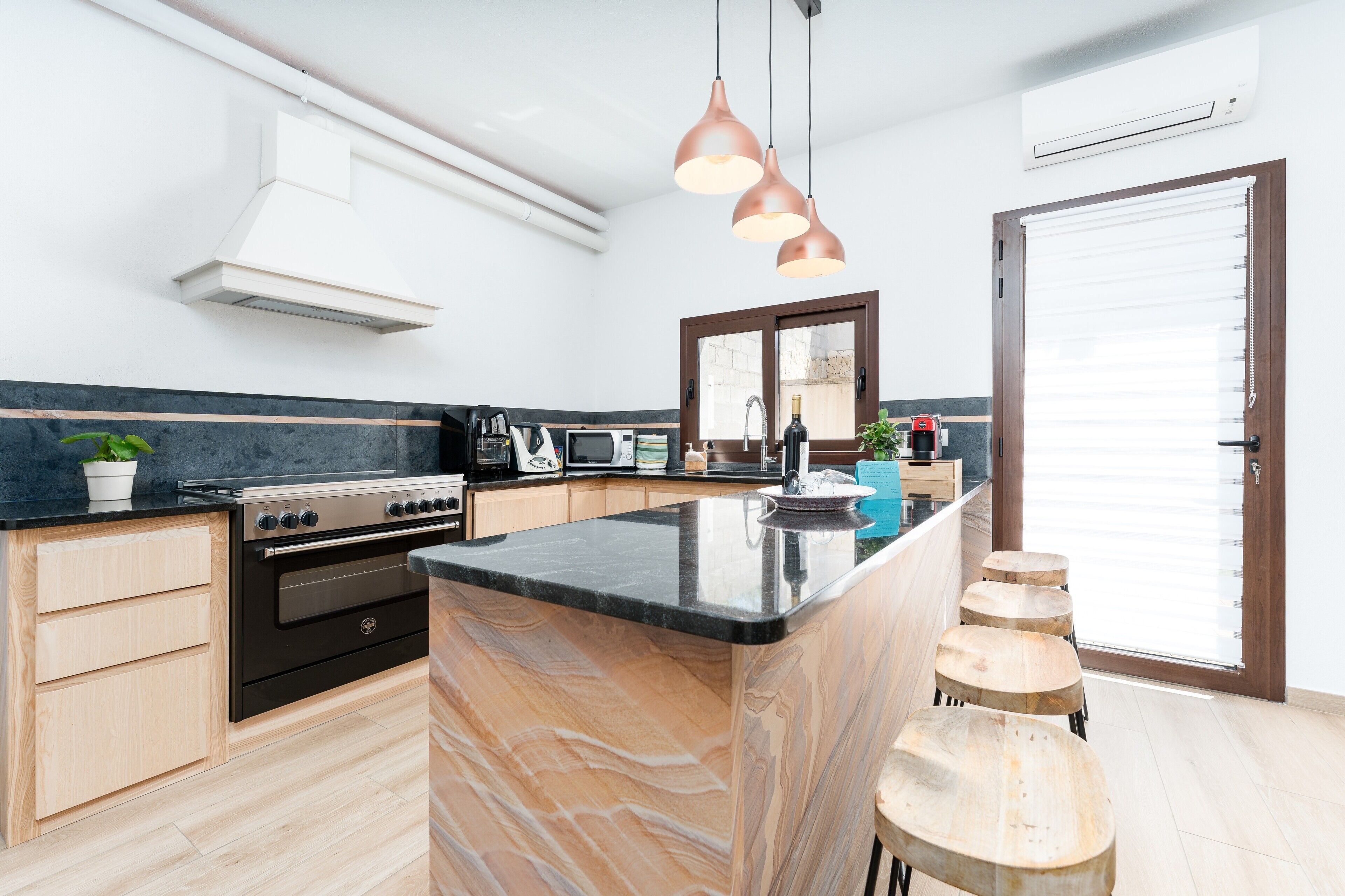 Frigorifero, microonde, forno, piano cottura