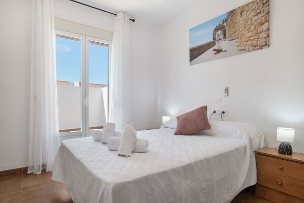 3 bedrooms, iron/ironing board, WiFi, bed sheets