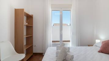 3 habitaciones, tabla de planchar con plancha, wifi y ropa de cama
