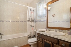 Douche, séchoir à cheveux, serviettes fournies