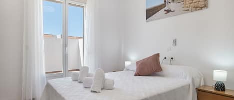 3 bedrooms, iron/ironing board, WiFi, bed sheets